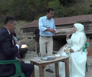 Düğün konvoyunun önü bu sefer damat ve geline bahşiş vermek için kesildi
