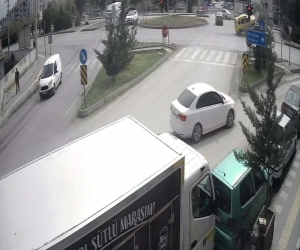 Ticari taksi kavşakta trafik levhalarına çarptı