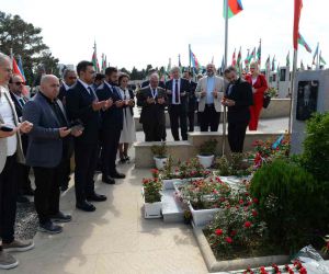 ATO Başkan Vekili Yılmaz, Haydar Aliyev’in mezarını ziyaret etti