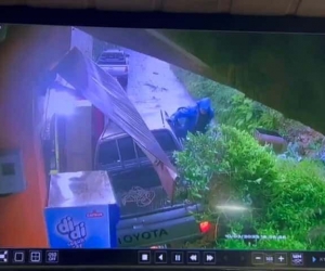 Rize’de toprağın kayarak aracı sürükleme anı güvenlik kamerasına yansıdı