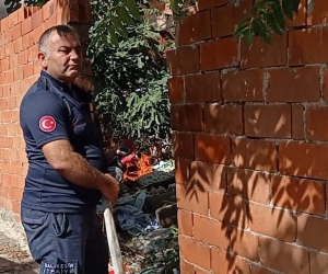 Edremit’te çatı yangını söndürüldü, karşı evin bahçesinde de yangın çıktı