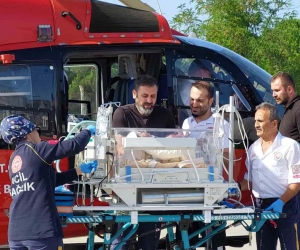 Ambulans helikopter 9 aylık bebek ve 79 yaşındaki yaşlı kadının yardımına yetişti