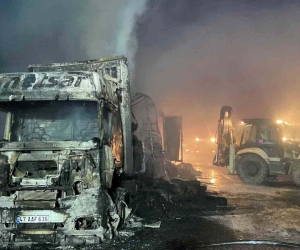 Sarıyer’de kumaş yüklü tır alev alev yandı: Otoyolu duman kapladı