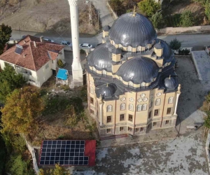 Bu caminin elektrik ihtiyacı güneş panellerinden karşılanıyor
