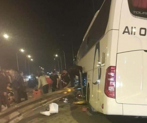 Bariyerlere çarpan yolcu otobüsünde 7 kişi hafif şekilde yaralandı