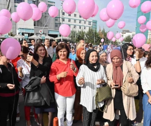 Kepez’de kanser farkındalığı için gökyüzüne pembe balon bırakıldı