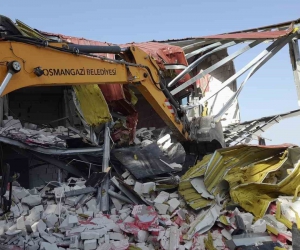 Bursa’da kaçak villa yıkıldı