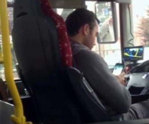 Cep telefonu ile oynayan sürücü Psikoteknik Değerlendirme Merkezi’ne sevk edildi