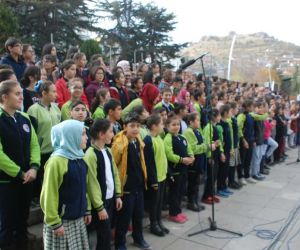 Tokat’ta öğretmenlere 300 öğrenciden oluşan koro sürprizi