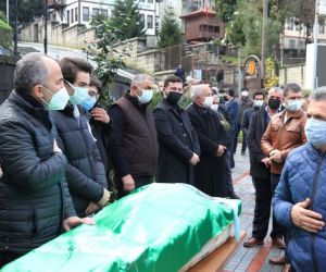 Rize Belediye Başkanı Rahmi Metin’in hayatını kaybeden annesi son yolculuğuna uğurlandı