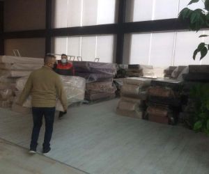 Nevşehir’de bir hayırsever, depremzede vatandaşlar için 100 adet kanepe bağışladı