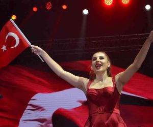 Osmaniye’de Funda Arar ile Turgay Başyayla 29 Ekim Cumhuriyet Bayramı kutlamaları kapsamında konser verdi