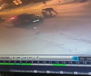 Eşini döverek bıçaklama anı kameraya yansıdı