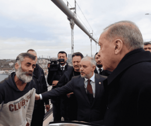 Cumhurbaşkanı Erdoğan köprüde intihar girişiminde bulunan vatandaşı ikna etti