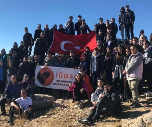 Üniversite öğrencileri Küçük Sivri Tepesi’ne tırmandı