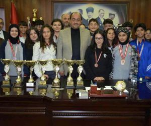 Madalya ve kupalarıyla Başkan Demirtaş’a gittiler