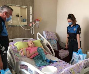 Polisler hastanede lösemi tedavisi gören çocuklarla buluştu