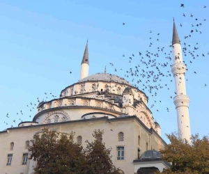 Türkiye’nin ilk asansörlü camisi güvercinleri ağırladı