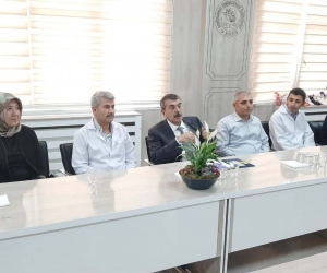 Bakan Tekin depremzede öğretmenle bir araya geldi