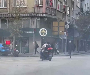 Kasksız kucağında bebekle kırmızı ışığa rağmen elektrikli bisiklet ile yoluna devam ettiler