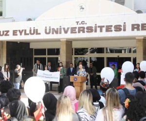 DEÜ’lü öğrenciler Filistin için barış balonları uçurdu