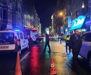 Şişli Abide-i Hürriyet Caddesi’nde binadan düşen parçalar nedeniyle yol trafiğe kapatıldı