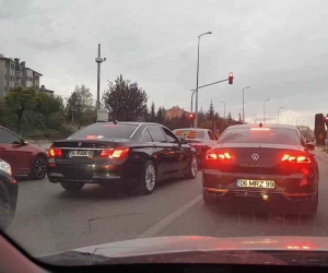 Trafiği tehlikeye düşüren düğün konvoyu magandaları kamerada