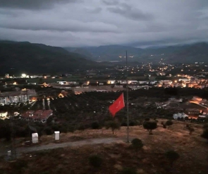 Milas’ta 10 Kasım’da yarıya indirilen Türk Bayrağı, halen göndere çekilmedi