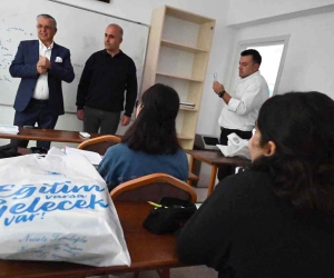 Kemer’de kurs merkezi öğrencilerine ücretsiz kitap dağıtıldı