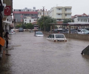 Silifke’de yağış yolları göle çevirdi, araçlar suya gömüldü