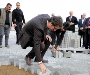 Kaymakam Karaloğlu parke taşı döşeyip asfalt makinesini kullandı