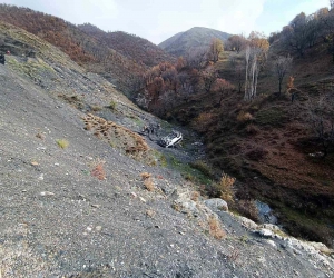 Siirt’te 3 kişinin yaralandığı kazada minibüs 5 saatlik çalışmayla vadiden çıkartıldı
