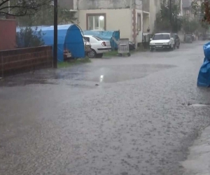 Yarım saatlik sağanak su baskınlarına neden oldu