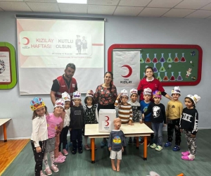 Tuzla’da anaokulu öğrencileri Kızılay’a yardım topladı