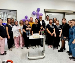 İzmir’de 670 gram doğan Bora bebek mücadelesini kazandı, doktorlarla pasta kesti