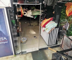 İzmir’de iş yerini su basan esnaf isyan etti: “Esnaf olarak bıktık”