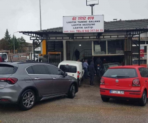 Kar yağışına hazırlıksız yakalanan sürücüler oto lastikçilere akın etti