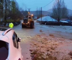 Bingöl’de selde mahsur kalan 2 çoban ve 30 hayvan kurtarıldı