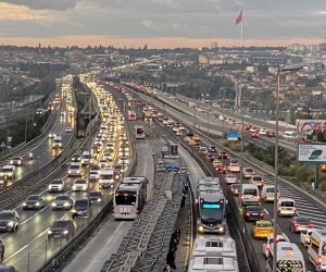 İstanbul’da okulların yeniden açılmasıyla sabah trafik yoğunluğu oluştu
