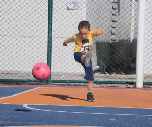 Depremzede Murat, protez bacakla çocukluğunu yeniden yaşıyor