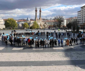 Mavi balonları gökyüzüne bırakarak farkındalık oluşturdular