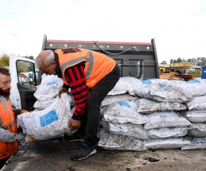 Kuşadası Belediyesi’nden ihtiyaç sahibi ailelere yakacak yardımı