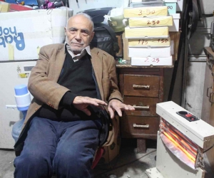 Ekmeğini kazanma peşinde olan esnaf soğuğa kendi yöntemleriyle çare buluyor