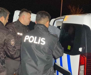 Motosikletle geldiler, eve ateş açıp kaçarken bekçilere yakalandılar