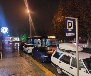 Bilinçsiz sürücüler otobüs duraklarını işgal ediyor