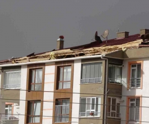 Yozgat’ta çatıdan kopan parçalar bir kişinin yaralanmasına neden oldu
