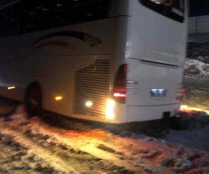 Artvin’de otobüs kara saplandı, yolda yolcular mahsur kaldı