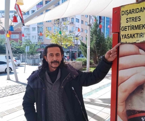 İşletmesine ilginç yazılar yazarak dikkat çekiyor