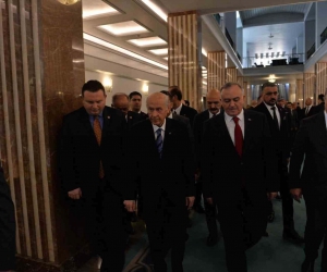 MHP Genel Başkanı Bahçeli: “Saçlarına dolardan bukleler yapan şaibeli soytarılar milletimizde haklı bir öfkeye neden olmaktadır”