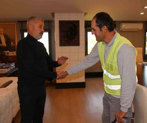 Yolda bulduğu parayı sahibine teslim eden belediye çalışanı ödüllendirildi